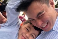 Baim Wong tampak ceria bermain bersama putranya, momen hangat penuh tawa yang menunjukkan kedekatan ayah dan anak.(Foto: instagram/@baimwong)