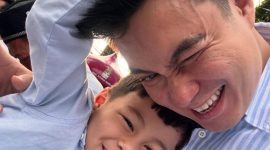 Baim Wong tampak ceria bermain bersama putranya, momen hangat penuh tawa yang menunjukkan kedekatan ayah dan anak.(Foto: instagram/@baimwong)