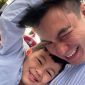 Baim Wong tampak ceria bermain bersama putranya, momen hangat penuh tawa yang menunjukkan kedekatan ayah dan anak.(Foto: instagram/@baimwong)