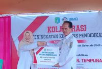 Bupati Sintang, Gregorius Herkulanus Bala, menghadiri secara langsung penyerahan bantuan program Corporate Social Responsibility (CSR) dari Credit Union Bina Masyarakat (CU BIMA) di SDN 23 Balai Harapan
