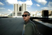 Iqbaal Ramadhan tampil jenggotan ala 90-an, dengan gaya retro.(instagram/iqbaal.e)