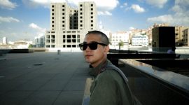 Iqbaal Ramadhan tampil jenggotan ala 90-an, dengan gaya retro.(instagram/iqbaal.e)