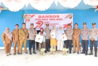 Polres Melawi bagikan 500 paket bansos untuk warga kurang mampu di Desa Tanjung Sari dalam rangka Hari Bhayangkara 