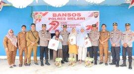 Polres Melawi bagikan 500 paket bansos untuk warga kurang mampu di Desa Tanjung Sari dalam rangka Hari Bhayangkara 