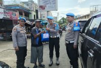 Propam Polres Sintang Salurkan Bansos Sambut HUT Bhayangkara ke-79
