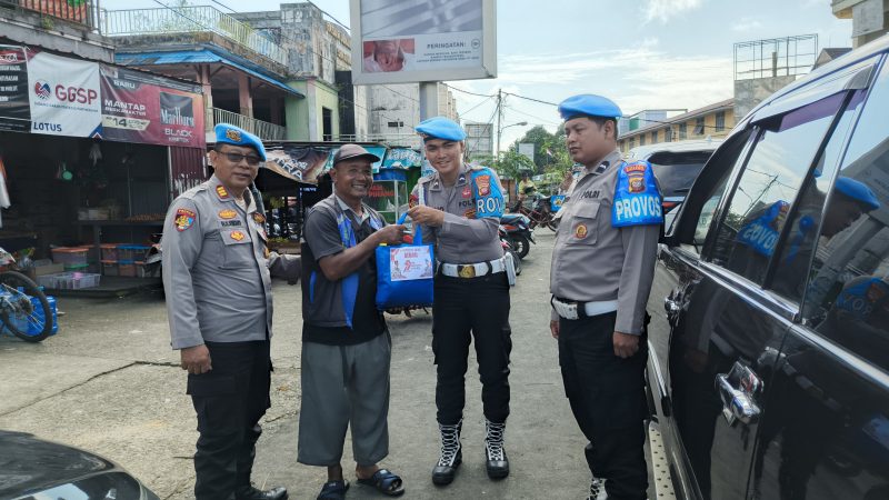 Propam Polres Sintang Salurkan Bansos Sambut HUT Bhayangkara ke-79