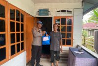 Kasi Propam Polres Sintang, AKP Hadi Sutikno, turun langsung ke permukiman warga dan menyerahkan paket sembako.