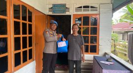 Kasi Propam Polres Sintang, AKP Hadi Sutikno, turun langsung ke permukiman warga dan menyerahkan paket sembako.