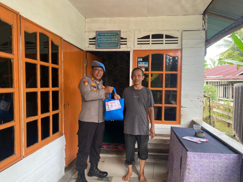 Kasi Propam Polres Sintang, AKP Hadi Sutikno, turun langsung ke permukiman warga dan menyerahkan paket sembako.