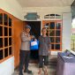 Kasi Propam Polres Sintang, AKP Hadi Sutikno, turun langsung ke permukiman warga dan menyerahkan paket sembako.