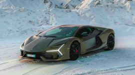 Lamborghini Revuelto berpose gagah di tengah hamparan salju pegunungan, menampilkan desain aerodinamis dengan lampu LED berbentuk Y yang khas.