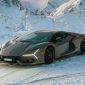 Lamborghini Revuelto berpose gagah di tengah hamparan salju pegunungan, menampilkan desain aerodinamis dengan lampu LED berbentuk Y yang khas.