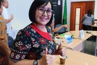 Hendrika, Dinas Porapar Sintang merancang logo dan slogan wisata berbahasa Indonesia dan Inggris.(Foto: Kominfo Sintang)