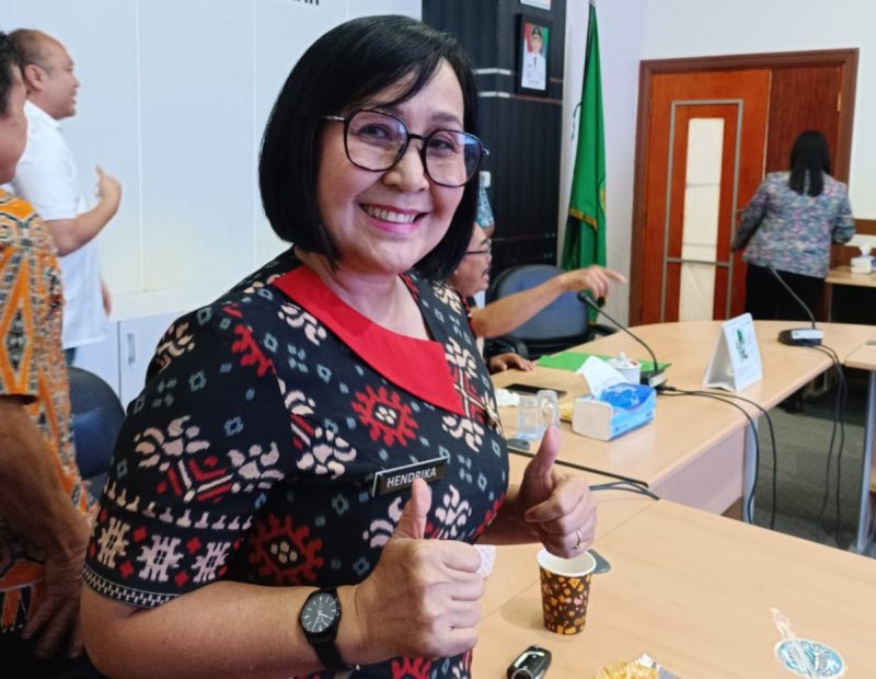 Hendrika, Dinas Porapar Sintang merancang logo dan slogan wisata berbahasa Indonesia dan Inggris.(Foto: Kominfo Sintang)