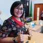Hendrika, Dinas Porapar Sintang merancang logo dan slogan wisata berbahasa Indonesia dan Inggris.(Foto: Kominfo Sintang)