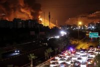 infrastruktur energi dan fasilitas penyimpanan minyak di Teheran terbakar atas serangan balasan israel.(Foto: Atta Kenare/AFP)