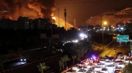 infrastruktur energi dan fasilitas penyimpanan minyak di Teheran terbakar atas serangan balasan israel.(Foto: Atta Kenare/AFP)