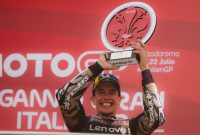 Marc Marquez Angkat Trofi Kemenangan MotoGP Mugello 2025.(Foto: instagram/marcmarquez93)