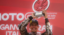 Marc Marquez Angkat Trofi Kemenangan MotoGP Mugello 2025.(Foto: instagram/marcmarquez93)