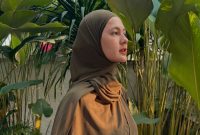 Paula Verhoeven tampil anggun dengan balutan hijab cokelat, memancarkan ketenangan di tengah hijaunya dedaunan tropis.(Foto: instagram/@paula_verhoeven)