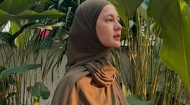 Paula Verhoeven tampil anggun dengan balutan hijab cokelat, memancarkan ketenangan di tengah hijaunya dedaunan tropis.(Foto: instagram/@paula_verhoeven)