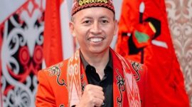 Pekan Gawai Dayak Sintang 2025 di Betang Tampun Juah, menampilkan pentas budaya dan perlombaan tradisional Dayak.