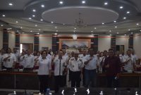 Suasana sosialisasi lomba tanam cabe antar OPD dan Kelurahan yang digelar Pemerintah Kabupaten Sintang sebagai upaya menekan inflasi daerah dan foto bersama.(Kominfo Sintang)