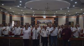Suasana sosialisasi lomba tanam cabe antar OPD dan Kelurahan yang digelar Pemerintah Kabupaten Sintang sebagai upaya menekan inflasi daerah dan foto bersama.(Kominfo Sintang)