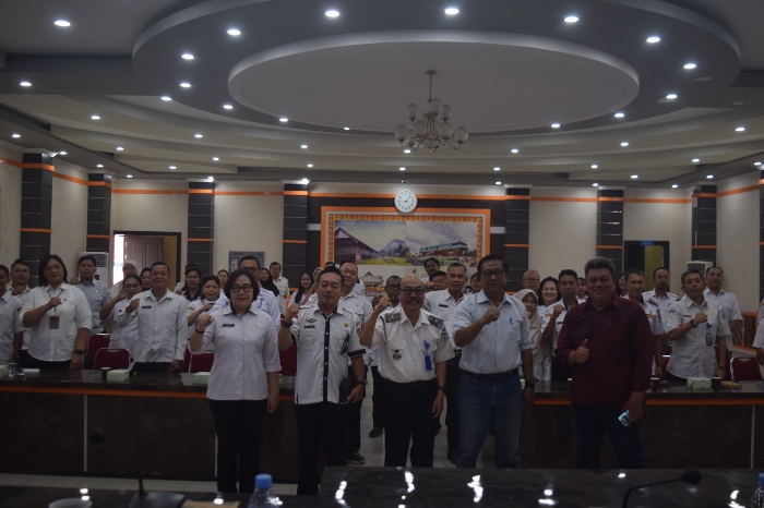 Suasana sosialisasi lomba tanam cabe antar OPD dan Kelurahan yang digelar Pemerintah Kabupaten Sintang sebagai upaya menekan inflasi daerah dan foto bersama.(Kominfo Sintang)