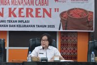 Lili Suryani, Sekretaris TPID Kabupaten Sintang, memaparkan program TAKIN KEREN dalam upaya menekan inflasi.(Foto: Kominfo Sintang)