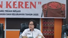 Lili Suryani, Sekretaris TPID Kabupaten Sintang, memaparkan program TAKIN KEREN dalam upaya menekan inflasi.(Foto: Kominfo Sintang)