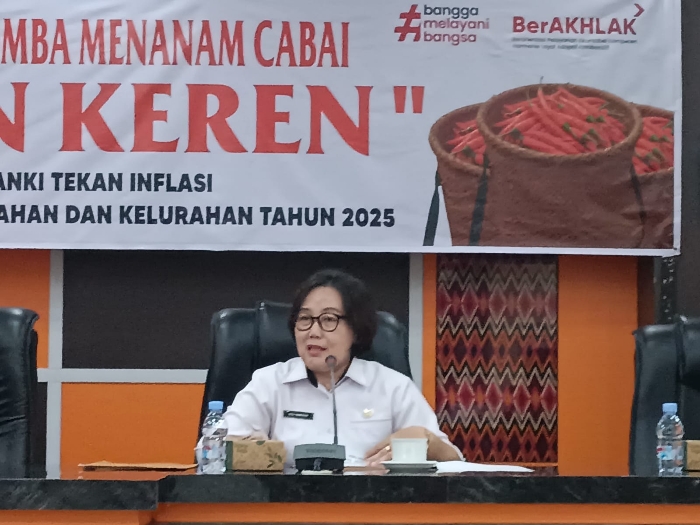 Lili Suryani, Sekretaris TPID Kabupaten Sintang, memaparkan program TAKIN KEREN dalam upaya menekan inflasi.(Foto: Kominfo Sintang)