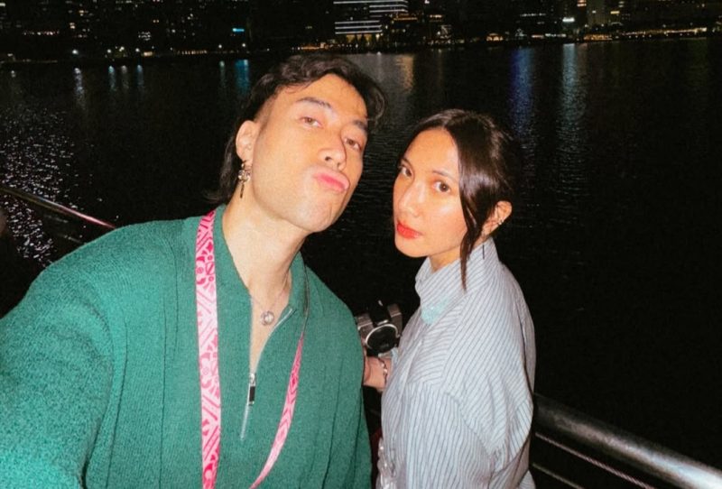 Vidi Aldiano dan Sheila Dara abadikan momen kebersamaan di malam hari dengan latar gemerlap kota yang memukau.(Foto: instagram/@vidialdiano)
