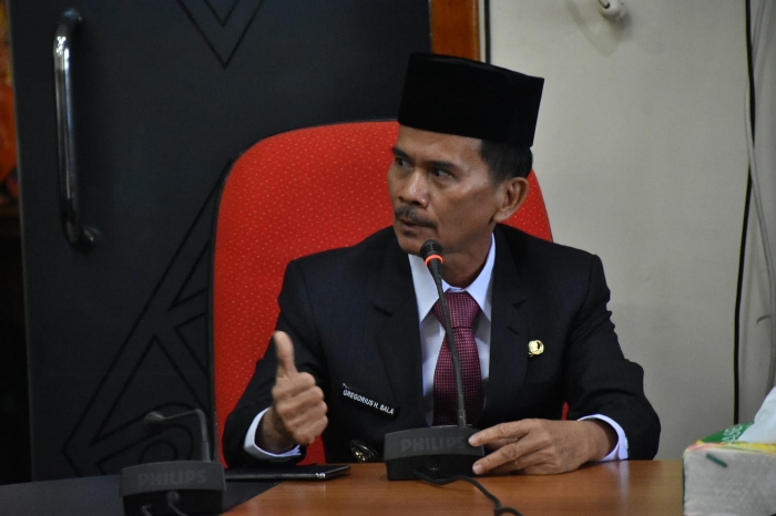Bupati Sintang Gregorius Herkulanus Bala Ajak Warga Kibarkan Bendera Merah Putih.(Foto: Kominfo Sintang)