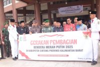 Pemkab Sintang Bagikan 735 Bendera Merah Putih Sambut HUT RI ke-80 Tahun 2025.(Foto: Kominfo Sintang)