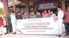 Pemkab Sintang Bagikan 735 Bendera Merah Putih Sambut HUT RI ke-80 Tahun 2025.(Foto: Kominfo Sintang)