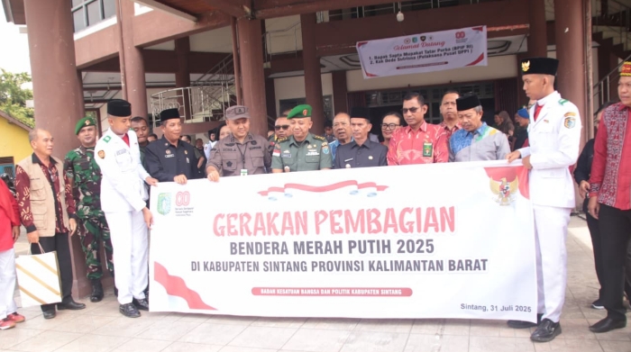 Pemkab Sintang Bagikan 735 Bendera Merah Putih Sambut HUT RI ke-80 Tahun 2025.(Foto: Kominfo Sintang)