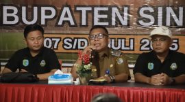 Helmi Buka Pelatihan Wasit Sepak Bola Sintang, Dorong Profesionalisme Wasit Lokal.(Foto: Kominfo Sintang)