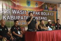 Disporapar Sintang gelar pelatihan wasit sepak bola C3, diikuti 35 peserta dari 14 kecamatan untuk mencetak wasit berkualitas.(Foto: Kominfo Sintang)