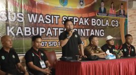 Disporapar Sintang gelar pelatihan wasit sepak bola C3, diikuti 35 peserta dari 14 kecamatan untuk mencetak wasit berkualitas.(Foto: Kominfo Sintang)