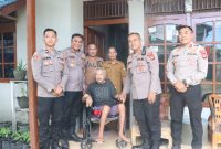 Momen haru saat Kapolres Melawi menyerahkan kursi roda kepada warga Joko Waluyo sebagai wujud kepedulian Polri.(Foto: Humas Polres Melawi)