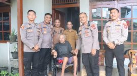 Momen haru saat Kapolres Melawi menyerahkan kursi roda kepada warga Joko Waluyo sebagai wujud kepedulian Polri.(Foto: Humas Polres Melawi)