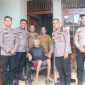 Momen haru saat Kapolres Melawi menyerahkan kursi roda kepada warga Joko Waluyo sebagai wujud kepedulian Polri.(Foto: Humas Polres Melawi)