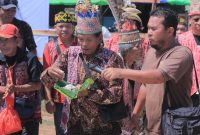 Ritual Adat Muja Puyang Gana Buka PGD Sintang 2025, Simbol Restu Leluhur.(Foto: Kominfo Sintang)