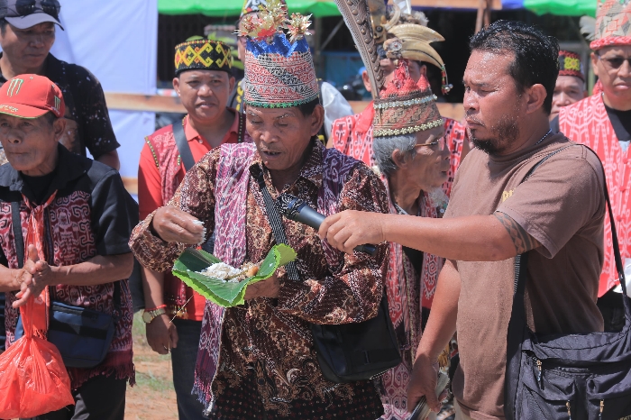Ritual Adat Muja Puyang Gana Buka PGD Sintang 2025, Simbol Restu Leluhur.(Foto: Kominfo Sintang)