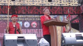 Wakil Gubernur Kalbar Krisantus Kurniawan menyampaikan pidato kebudayaan di PGD Sintang XII.(Foto: Kominfo Sintang)