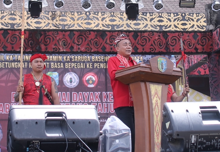 Wakil Gubernur Kalbar Krisantus Kurniawan menyampaikan pidato kebudayaan di PGD Sintang XII.(Foto: Kominfo Sintang)