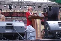 Ketua DAD Sintang, Jeffray Edward, mengenakan pakaian adat saat membuka Pekan Gawai Dayak XII di Rumah Betang Tampun Juah, Sintang.(Foto: Kominfo Sintang)