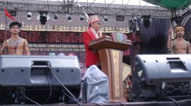 Ketua DAD Sintang, Jeffray Edward, mengenakan pakaian adat saat membuka Pekan Gawai Dayak XII di Rumah Betang Tampun Juah, Sintang.(Foto: Kominfo Sintang)