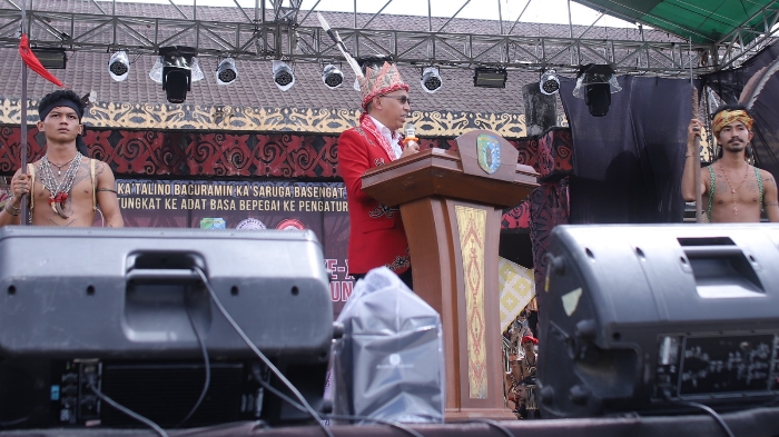 Ketua DAD Sintang, Jeffray Edward, mengenakan pakaian adat saat membuka Pekan Gawai Dayak XII di Rumah Betang Tampun Juah, Sintang.(Foto: Kominfo Sintang)